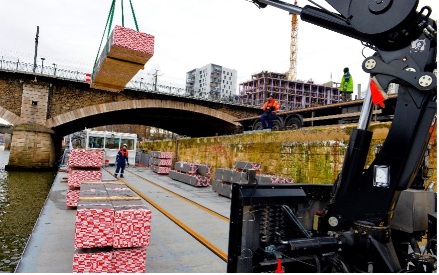 Livraison des poutres et poteaux de l’immeuble Wood’up. © Haropa Port /Nautilus
