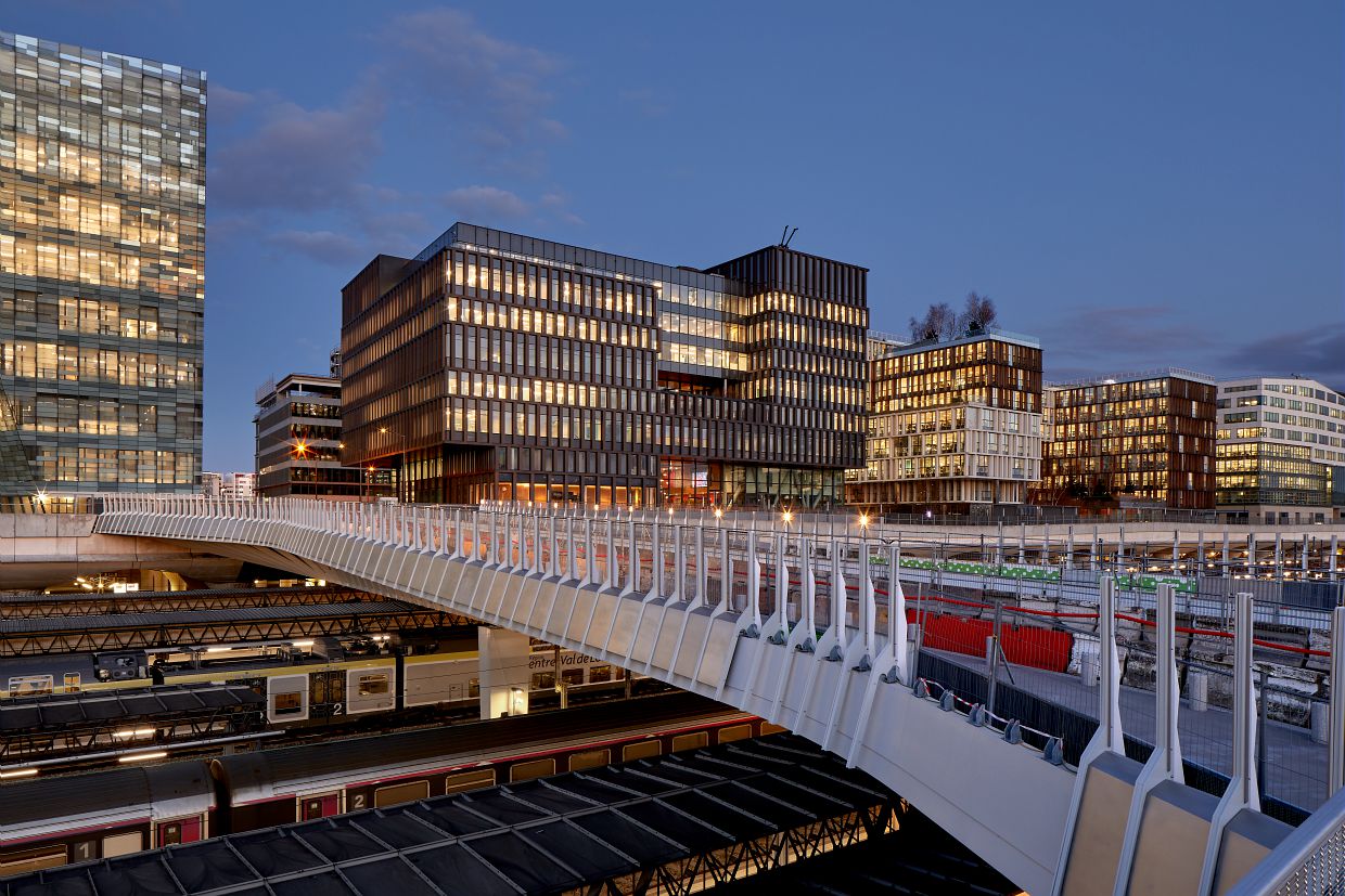 le pont éclairé par une discrète rampe de leds