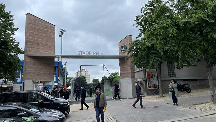 La nouvelle entrée du stade Pelé en béton damé
