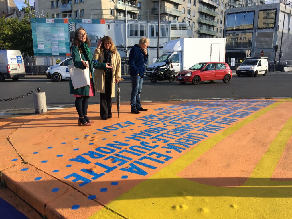 Emmanuelle Pierre-Marie, maire du 12e, Eric Pliez, maire du 20e et Sandrine Morey, directrice générale de la SEMAPA- aménageur de l'opération de la porte de Vincennes lisent les noms des enfants.