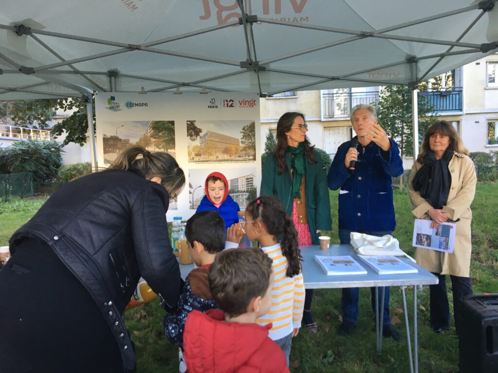 Inauguration de la fresque sur le rond-point de la porte de Vincennes en présence d'Emmanuelle Pierre-Marie, maire du 12e, Eric Pliez, maire du 20e et les enfants -